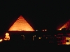 Nachtaufnahme der Show der Pyramiden von Gizeh, Kairo, Ägypten