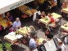 Französisches Savoir Vivre in einem Restaurant in Antibes, Cote d'Azur, Frankreich     