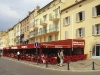 Die berühmte Hafenzeile mit den Bars und Cafés von St. Tropez, Cote d'Azur, Frankreich
