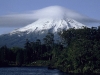 Taranaki mit Wetterkappe vom Lake Mangamahoe gesehen, Nordinsel Neuseeland