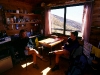 Zwei Rangerinnen im Hüttenwart-Quartier der Ketetahi-Hütte, Tongariro Nationalpark, Neuseeland