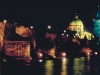 Die Karlsbrücke über die Moldau und die Altstadt bei Nacht, Prag, Tschechien