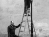 Lampeninstallateure bei der Arbeit, Prag, Tschechien