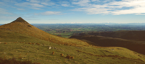 Canterbury Plains und  die Alpenkette von der Banks-Peninsula betrachtet