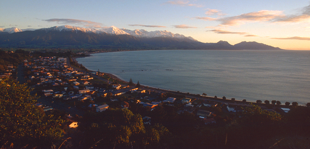 Gleich hinter Kaikouras Küste liegen die Kaikoura Ranges mit hochalpinem Charakter, Südinsel Neuseeland