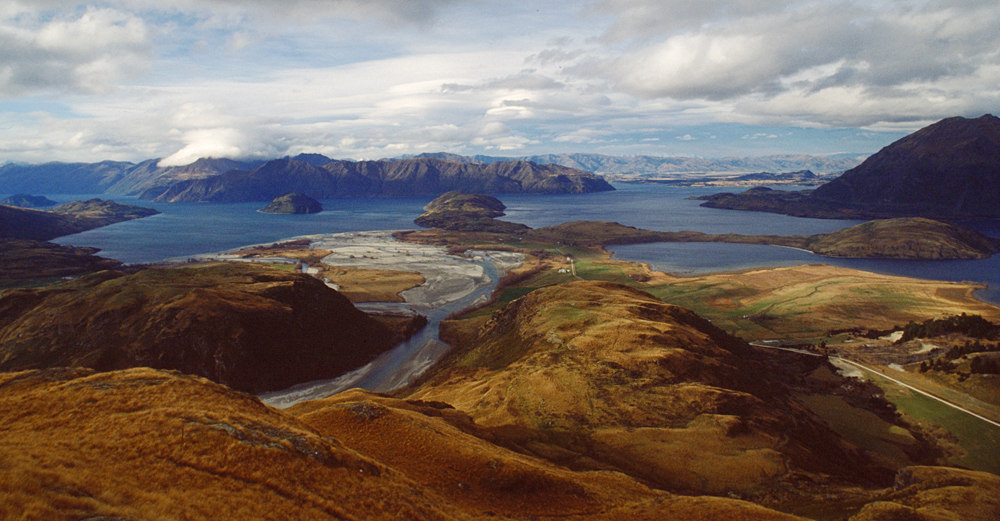 Auf dem Weg ins Matukituki-Tal eröffnet ein kurzer Wanderweg auf den 'Rocky Mountain' diesen Blick auf den Lake Wanaka (Alpen der Südinsel Neuseeland)