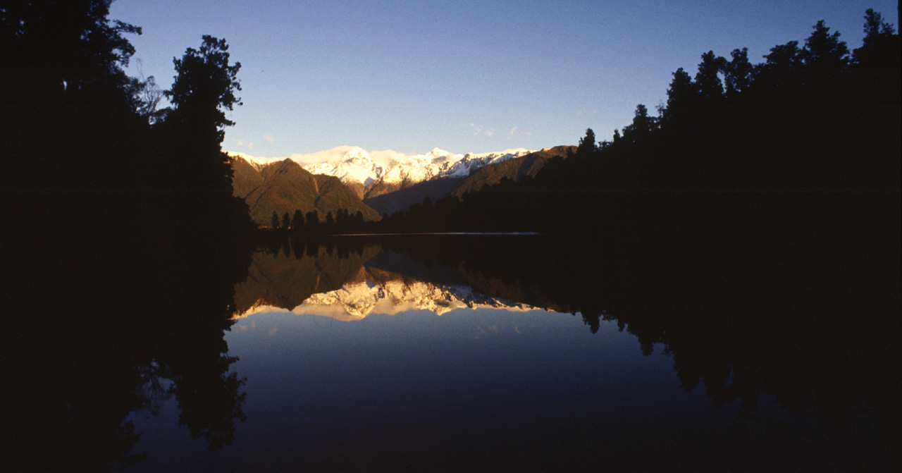 Nahe des Fox Gletschers liegt der 'Spiegelsee', der an windstillen Tagen einen unvergesslichen Blick aus Regenwäldern auf die höchsten Berge Neuseelands bietet.