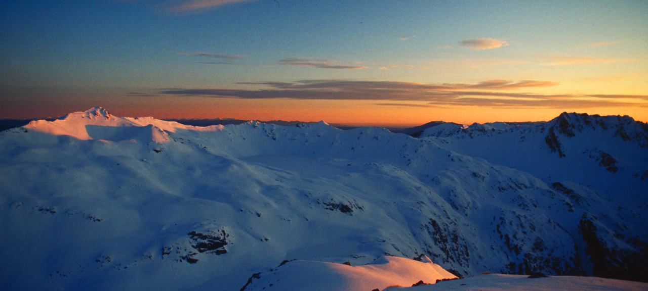 Winterlicher Sonnenaufgang auf dem Mt.Angelus über dem Hochtal und der gleichnamigen Hütte (Nelson Lakes Nationalpark, Neuseeland)
