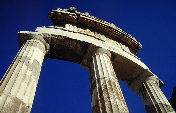 Ruinen des Rundtempels Tholos in Delphi