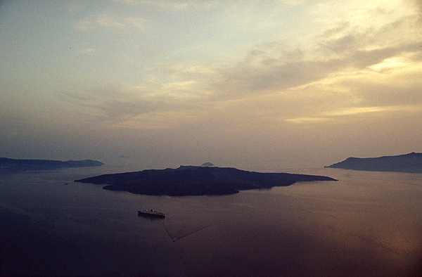 Caldera von Santorini mit Nea Kaimeni