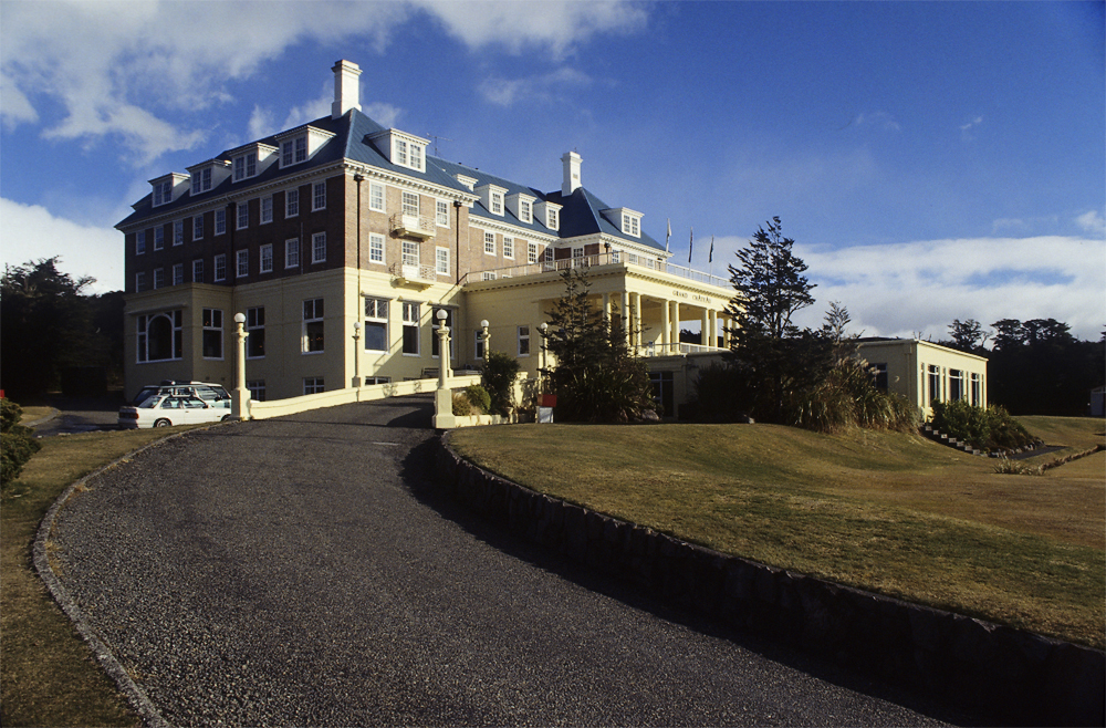 Das exklusive Hotel „The Grand Chateau“ in Whakapapa ist das luxuriöse Ende der Übernachtungsmöglichkeiten im Tongariro Nationalpark, es gibt im Ort aber Unterkünfte aller Preiskategorien
