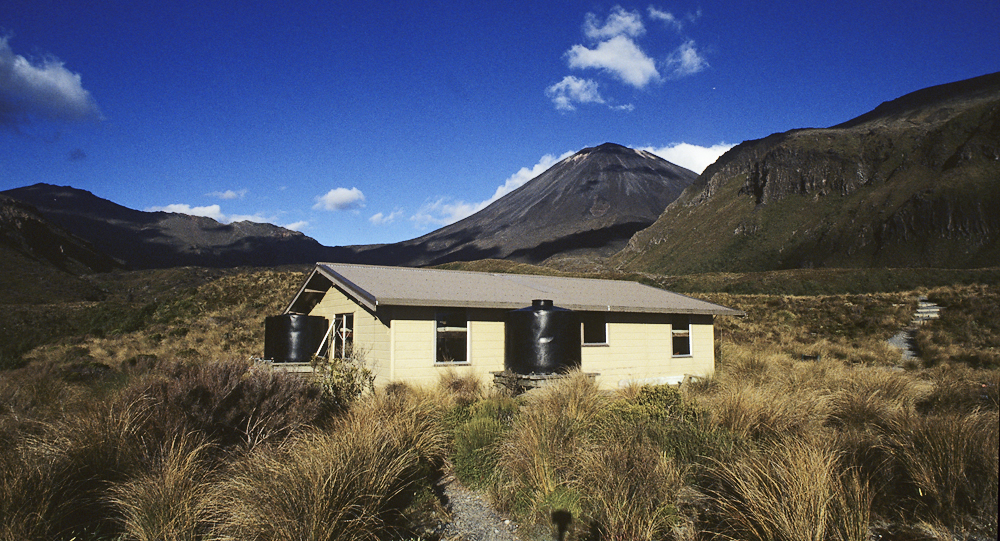 Die Mangatepopo Hütte vor dem Vulkan Ngauruhoe