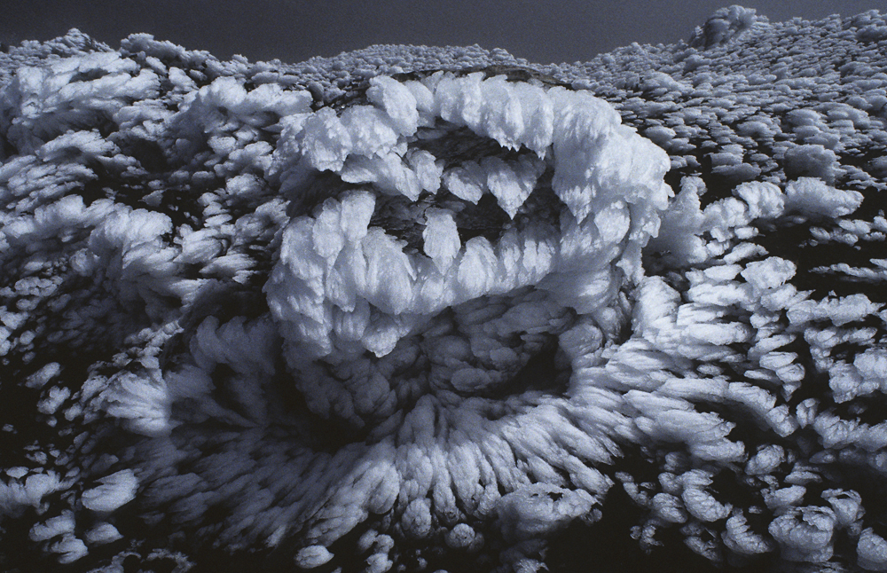 Der Dampf aus dem Krater des Ngauruhoe gefriert zu eis und wird vom Wind geformt