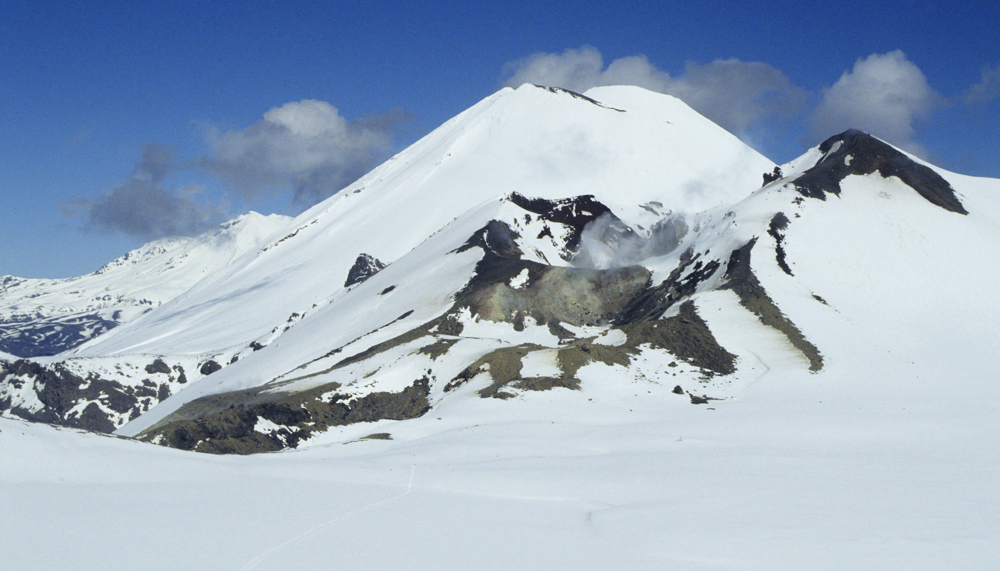 Red Crater und Ngauruhoe im Winter sind lohnenswerte Ski-, Steigeisen oder Schneeschuhtouren für erfahrene Berggänger (Tongariro Nationalpark, Neuseeland)