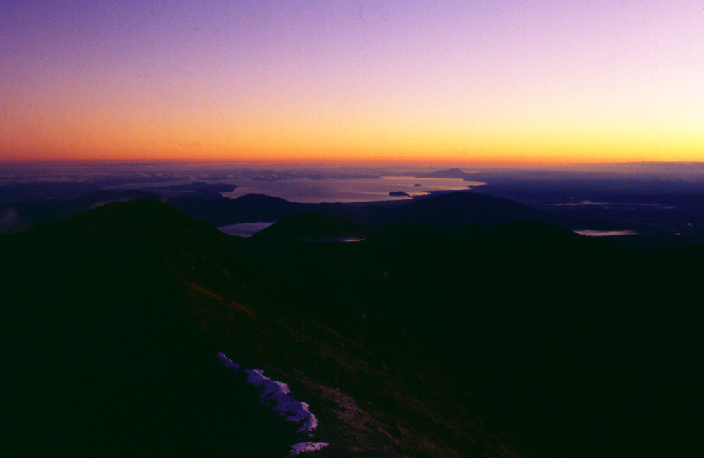 Nördlich der Kakaramea-Bergkette liegt der Taupo-See im Herzen der Nordinsel. Der Taupo-See enstand vor über 800 Jahren bei einer gewaltigen Vulkaneruption und markiert mit seinen Umrissen die Grösse einer ehemaligen Magmakammer.