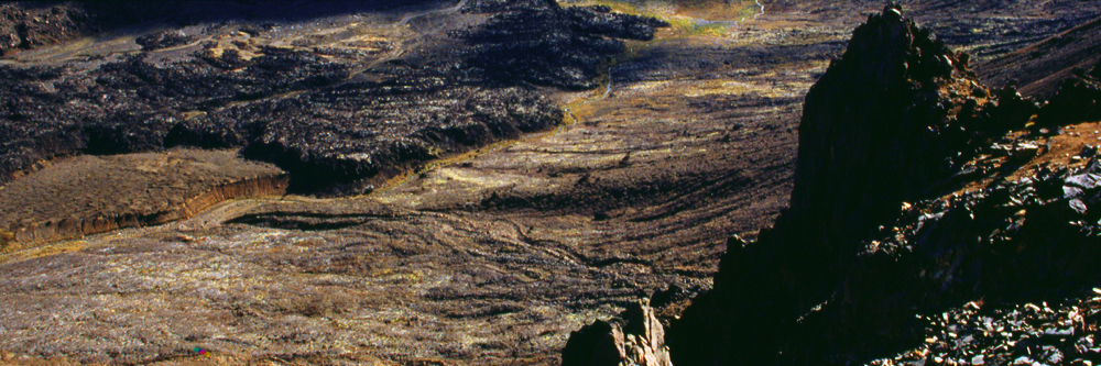 Die Spuren der Lavaflüsse und Ascheregen alter Vulkanausbrüche sind im oberern Oturere-Tal unübersehbar