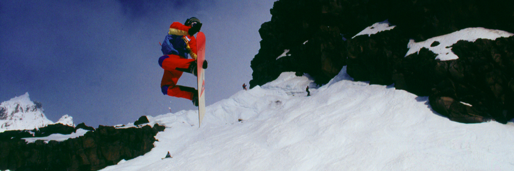 Snowboarder im Whakapapa-Skigebiet erfreuen sich über zahlreiche Basaltklippen und bis zu 4 m Schnee