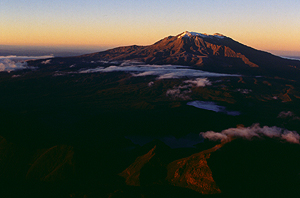 Sonnenaufgang am Ruapehu vom Gipfel des Vulkan Ngauruhoe, Tongariro Nationalpark, Neuseeland