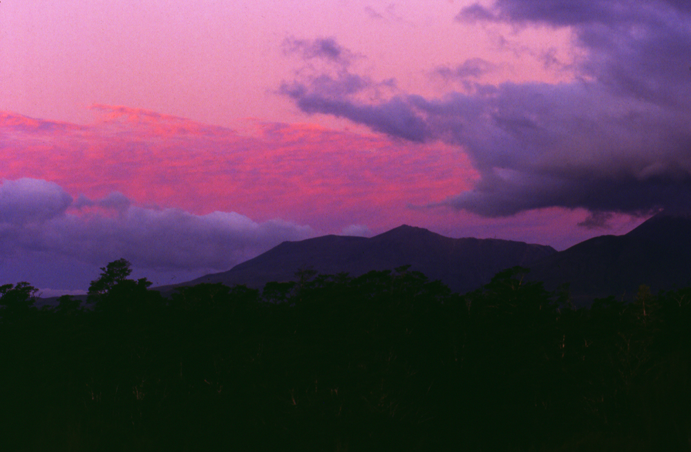 Vom Mangahuia-Stream nahe des Campinggeländes im Westen des Parks bot sich dieser dramatische Abendhimmel über dem Tongariro-Gipfel