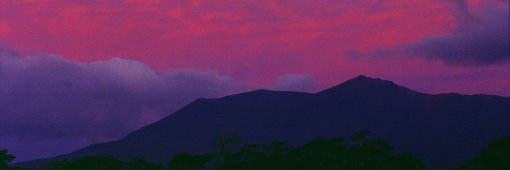 Vom Mangahuia-Stream nahe des Campinggeländes im Westen des Parks bot sich dieser dramatische Abendhimmel über dem Tongariro-Gipfel