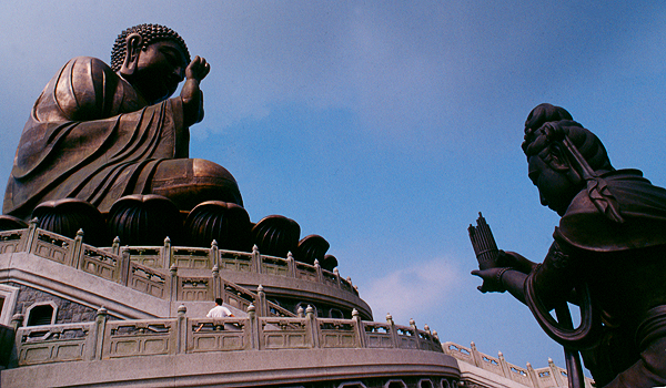 Buddhastatue vor dem Po Lin Kloster auf Lantau Island, Hongkong, China