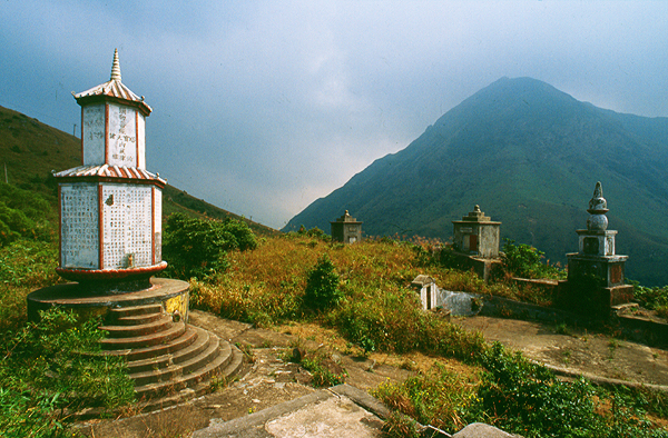 Grabstätten de Po Lin Klosters und Lantau Peak, Lantau Island, Hongkong, China