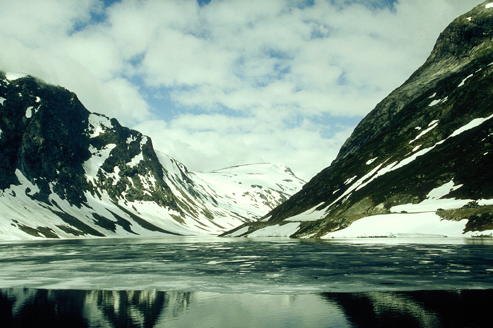 Der Langevatn See liegt oberhalb des Geirangerfjords und ist selbst im norwegischen Sommer noch von Eis bedeckt.