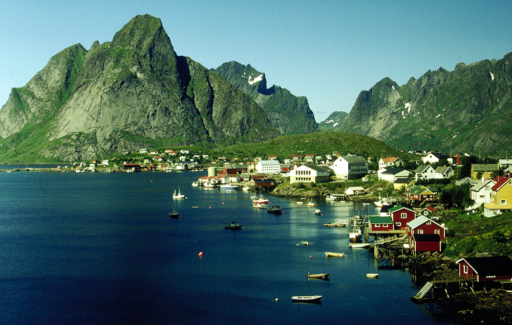 Nördlich des Polarkreises erheben sich spitze Granitgipfel und Felsen Zähnen gleich aus dem Meer und formen die norwegische Inselkette der Lofoten