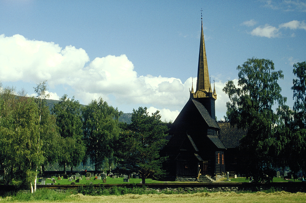 Die norwegische Stabkirche bei Lom aus dem 11. Jahrhundert ist durch Mischung aus christlichen und heidnischen Elementen verziert: Drachenreiter, Tierdarstellungen neben biblischen Darstellungen.