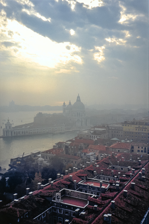 Blick vom Campanile am Markusplatz auf St. Maria della Salute am Canal Grande, Venedig, Italien