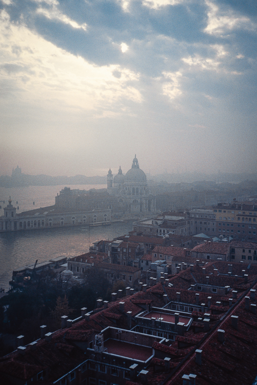 Blick vom Markusturm durch herbstlichen Novembernebel auf sie Insel und Kirche Santa Maria della Salute am Canal Grande von Venedig, Venezien, Italien, 1990 Blick vom Markusturm durch herbstlichen Novembernebel auf sie Insel und Kirche Santa Maria della Salute am Canal Grande von Venedig, Venezien, Italien, 1990