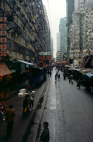 Mit der Tram in der Hennessy Road, Hongkong, China