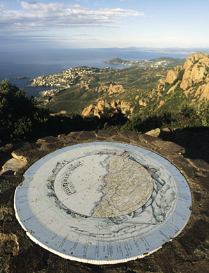 Auf dem Gipfel des Cap Roux erläutert eine Karte das 360 Grad Panorama, Estérel, Cote d'Azur, Frankreich 