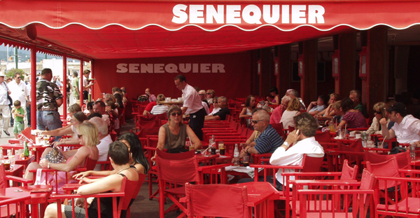 Das Seneqiuer, traditionsreiches Café und Treffpunkt im Hafen von St. Tropez, Cote d'Azur, Frankreich