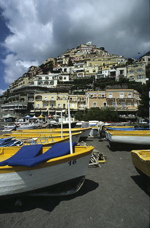 Fischerboote am Strand von Positano, Amalfiküste, Kampanien, Italien