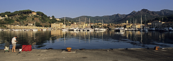 Angler im Hafen von Porto Azzurro, Elba, Toskana, Italien