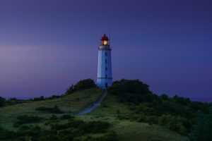 Leuchtturm Dornbusch auf der Insel Hiddensee in der blauen Stunde
