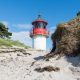 Der Leuchtturm Gellen hinter den Dünen am Strand der Insel Hiddensee
