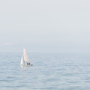 Segeljacht auf der ruhigen Oberfläche der Ostsee an der Küste der Insel HIddensee, Deutschland