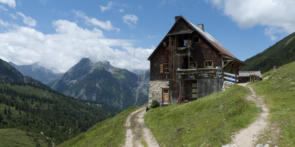 Plumsjochhütte vor Gamsjoch und Laliderer Falk, Risstal, Karwendel, Österreich