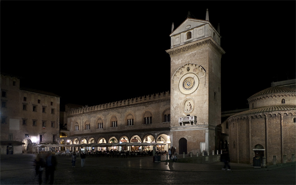 Die mittelalterliche Piazza delle Erbe, Mantua, Italien