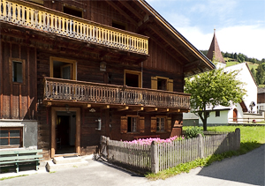 Historisches Holzhaus in Boden, Lechtaler Alpen, Tirol, Österreich