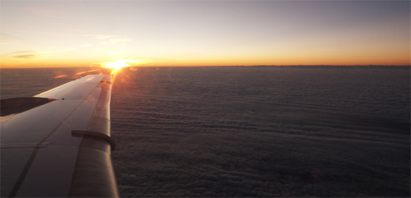 Sonnenaufgang über den Alpen auf dem Flug STR-MXP