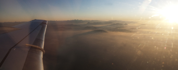 Sonnenaufgang über den tessiner Alpen auf dem FLug STR -  MXP