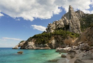 Wilde Feszacken überragen den weissen Kiesstrand der Cala Goloritzé im Golf von Orosei, Sardinien, Italien