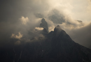 Wolkenfetzen am Mauerschartenkopf im Wettersteingebirge, Bayern, Deutschland