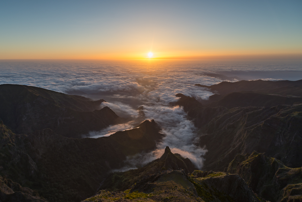 Sonnenaufgang über Madeira auf dem Gipfel des Pico do Arieiro