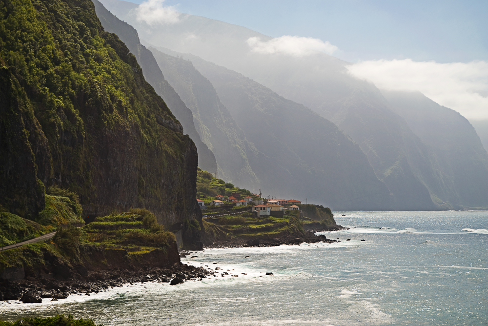 Entlang der Steilküste bei Ponta Delgada im Norden von Madeira verbindet eine enge Küstenstrasse die entlegenen Orte.