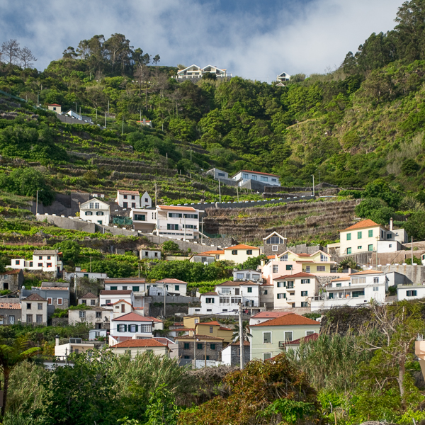 In vielen Kehren ziehen sich die Straßen vom Ortskern von Porto Moniz an der Nordküste die steilen Hänge hinauf auf das Hochplateau