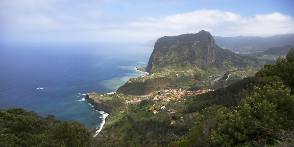 Der Adlerfelsen an der Nordküste bei Faial, Madeira, Portugal